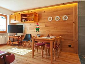 a dining room with a table and chairs at Il Nido al Noce in Morgex