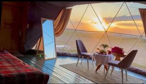 a room with a table and chairs in a tent at Lake_glamping_ik in Tossor +39 photos