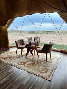 a living room with chairs and a table in a tent at Lake_glamping_ik in Tossor
