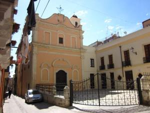 a building with a car parked in front of it at Casa Stampaxi in Cagliari