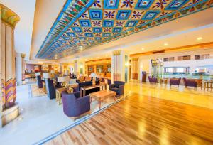 una hall di un hotel con soffitto colorato di Horus Paradise Resort - Ultra All Inclusive a Side