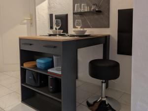 a desk with a chair and two glasses of wine at Torfzeit in Worpswede