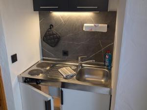 a small kitchen with a sink and a stove at Torfzeit in Worpswede