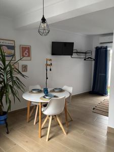a dining room with a white table and chairs at Alaire Alojamiento in Algodonales