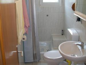 ein Badezimmer mit Waschbecken, Toilette und Dusche in der Unterkunft Haus Holste in Hambergen