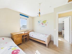 ein Schlafzimmer mit zwei Betten und einem Schreibtisch in der Unterkunft Chez Isaline Libin in Libin