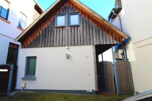 a house with a wooden roof and a garage at FERIENHAUS SEENSUCHT in Malchow