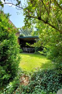 a garden with a table and chairs on a lawn at Ferienwohnung Loose in Tecklenburg