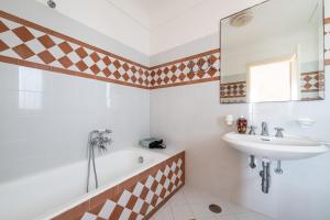 a bathroom with a bath tub and a sink at Tra Cielo e Mare & La Dépendance - Fantastic Sea View in Anacapri