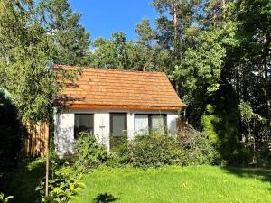 a small house with an orange roof in a field at Hoffmannshof in Torno