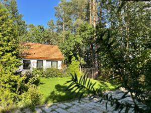 a small house in the middle of a garden at Hoffmannshof in Torno