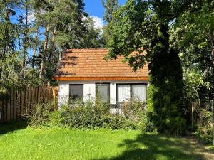 a small house with an orange roof in a yard at Hoffmannshof in Torno