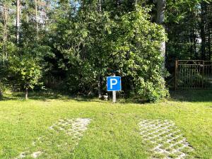 a blue parking sign in the middle of a field at Hoffmannshof in Torno