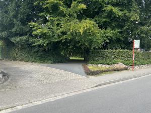 a street sign on the side of a road at Haus Lindenstraße 3 in Beckdorf +25 photos