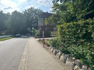 a street sign on the side of a road at Haus Lindenstraße 3 in Beckdorf