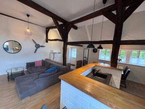 a kitchen and living room with a couch and a sink at Ferien unterm Reetdach in Stade