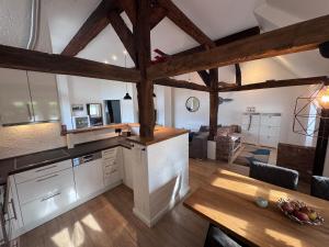 a kitchen and living room with wooden beams at Ferien unterm Reetdach in Stade