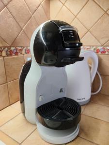 a coffee maker is sitting on a counter at A Casa da Vita in Chiaramonte Gulfi