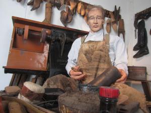 a man in an apron standing next to a machine at Bungalow THEA in Langhagen