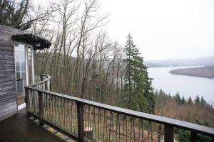 a balcony of a cabin with a view of a lake at Waldhaus Anne in Simmerath