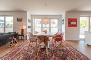 a living room with a table and chairs at Ferienhaus DeRuhHus in Rankwitz