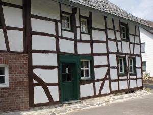 a half timbered house with a green door at Rurtalgarten in Hammer
