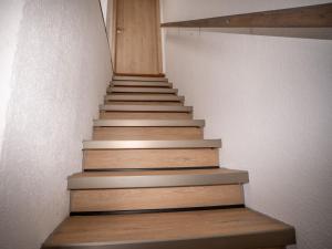 a stairway in a house with wooden steps at 216 große Ferienwohnung Schwalbennest in Wittmund