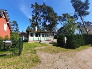 a house with a green and white house at Ferienhaus Kienhus in Graal-Müritz