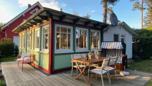 a tiny house with a table and chairs at Ferienhaus Kienhus in Graal-Müritz