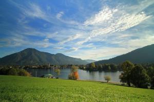 a view of a lake with mountains in the background at Ferienwohnungen Kimpfbeck, Kreuth-Schärfen in Kreuth