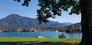 a view of a lake with mountains in the background at Ferienwohnungen Kimpfbeck, Kreuth-Schärfen in Kreuth