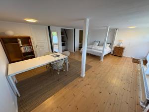 a room with a desk and a bed in it at Købmandsgården, Ballen in Ballen
