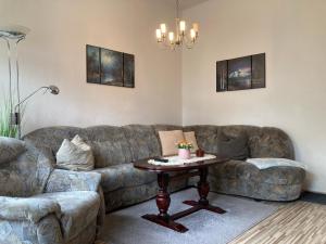 a living room with a couch and a table at Ferienwohnung Braunschweiger Hof in Halberstadt