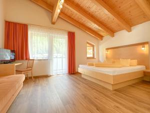 a bedroom with a large bed and a desk at Appartement Leiter in Niederthai