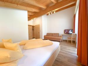 a bedroom with two beds and a living room at Appartement Leiter in Niederthai +13 photos