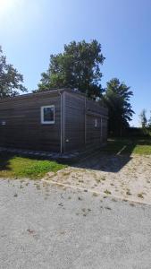 a wooden building with a window on the side of it at Tiny Haus C235 Wacholderdrossel in Groß Kordshagen