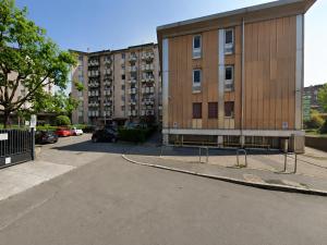 ein Parkplatz vor einem großen Gebäude in der Unterkunft SanSiroFiera Rooms in Mailand