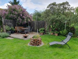 a yard with a table and chairs and a fire pit at Ferienwohnung Wagner in Stiege