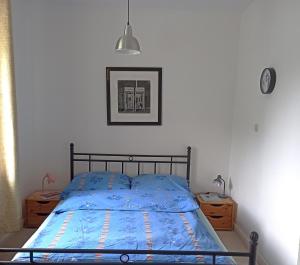 a bedroom with a bed and a clock on the wall at Fewo Apfel Striep in Steinkirchen