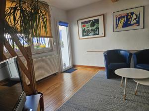 a living room with a table and chairs and a plant at Ferienwohnung Wartturmblick in Nierstein