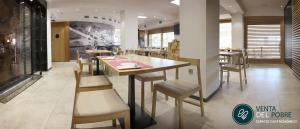 a dining room with a table and chairs in a restaurant at Hotel Venta del Pobre in Níjar