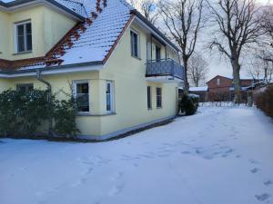 a house with footprints in the snow at An der Schmiedestraße Strandläufer in Wustrow