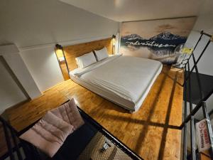 a bedroom with a bed and a painting on the wall at ชวนไดอารี่ Chuan Diary in Ban Nong Bua