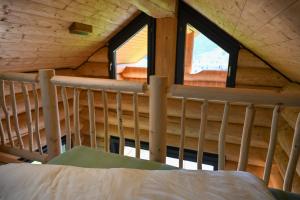 a bedroom with a bed and windows in a cabin at Mein Refugium Luxury Tiny House in Unteriberg