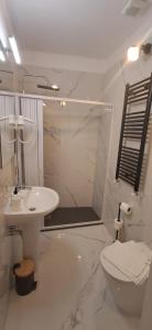 ein weißes Badezimmer mit Waschbecken und Toilette in der Unterkunft Locanda Rum e Pera in Acquapendente + 23 Fotos
