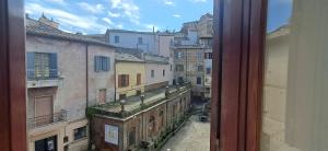Blick aus einem Fenster auf eine Stadtstraße in der Unterkunft Locanda Rum e Pera in Acquapendente