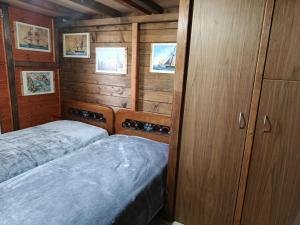 a bedroom with two beds in a wooden cabin at Αγρόκτημα Βερνικο in Paráplati