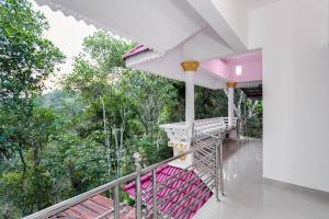 ein Blick vom Balkon eines Hauses in der Unterkunft Mount Spring Valley Homestay in Thekkady