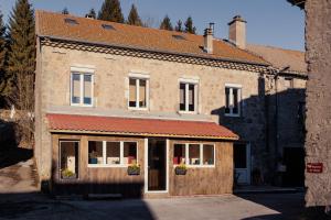 a building with windows and a red roof at Ma Bégude in Rieutord