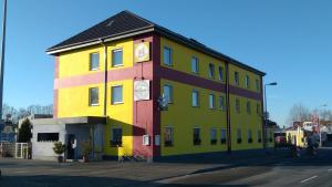 ein farbenfrohes Gebäude an der Straßenseite in der Unterkunft Rheinauer Hof - bed & breakfast in Mannheim